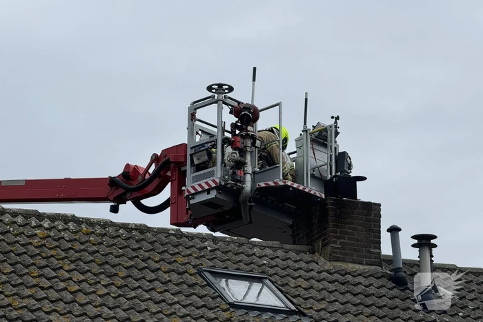 Brandweer veegt schoorsteen na brand