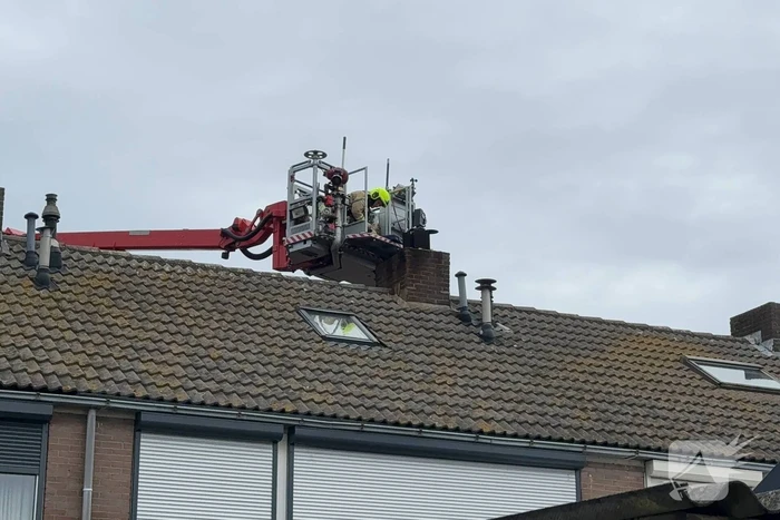 Brandweer veegt schoorsteen na brand