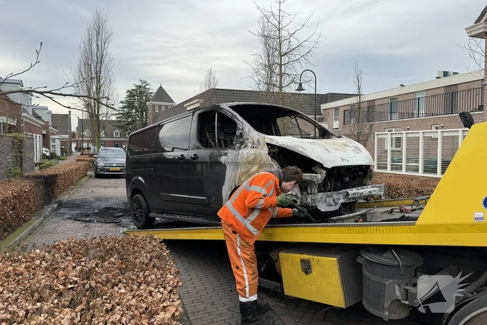 Bestelbus volledig verwoest door brand