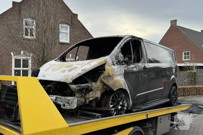 Bestelbus volledig verwoest door brand