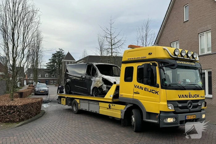 Bestelbus volledig verwoest door brand
