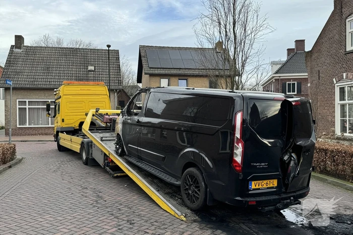 Bestelbus volledig verwoest door brand