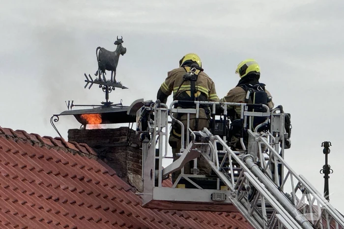 Brandweer blust brandende schoorsteen