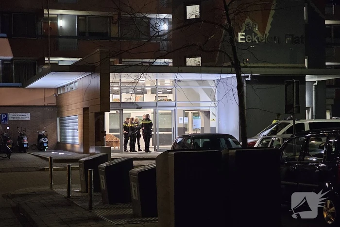 Massale politie-inzet bij conflict Van Eekelenflat
