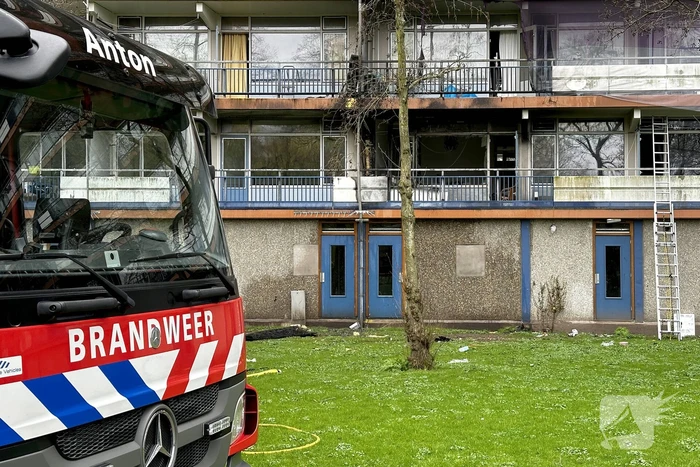 Brand uitgebroken na explosie in woning in Amsterdam Zuidoost
