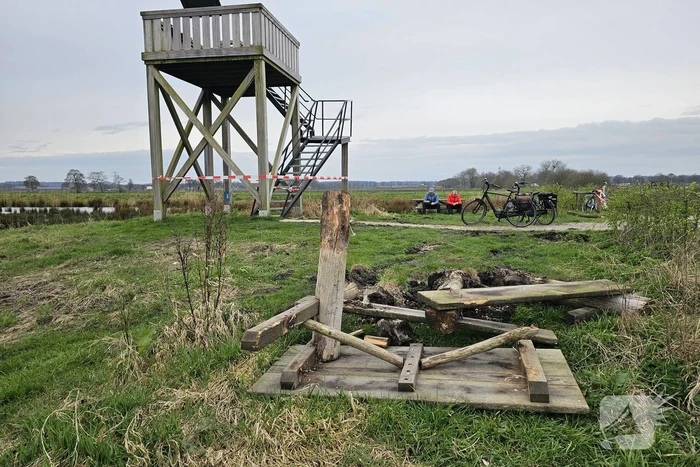 Uitkijktoren binnenveldse hooilanden vernield