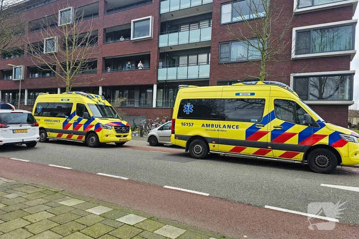 Politie doet onderzoek in woning na aantreffen overleden persoon