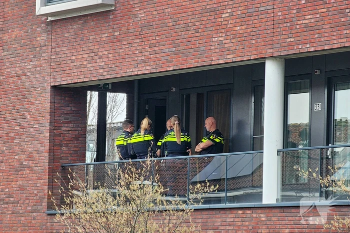 Politie doet onderzoek in woning na aantreffen overleden persoon