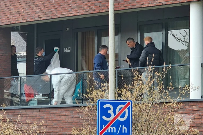 Politie doet onderzoek in woning na aantreffen overleden persoon