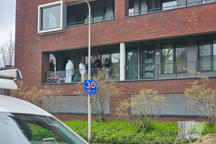 Politie doet onderzoek in woning na aantreffen overleden persoon