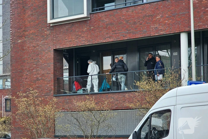 Politie doet onderzoek in woning na aantreffen overleden persoon