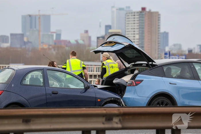 Kop-staart aanrijding op de Van Brienenoordbrug