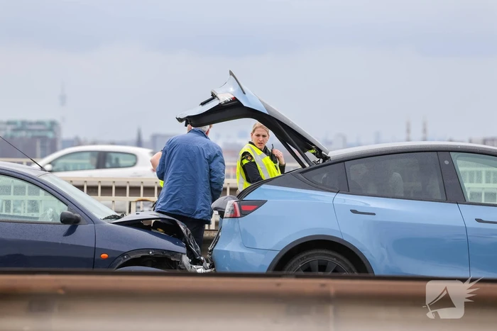 Kop-staart aanrijding op de Van Brienenoordbrug