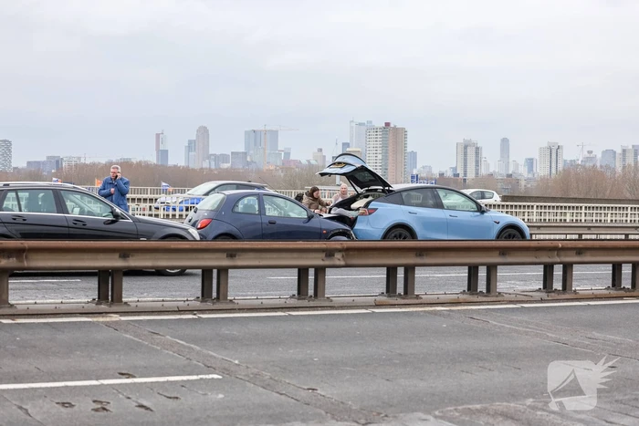 Kop-staart aanrijding op de Van Brienenoordbrug
