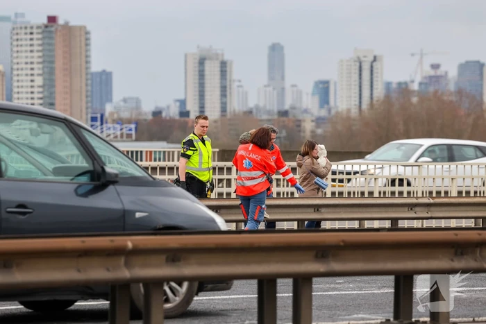 Kop-staart aanrijding op de Van Brienenoordbrug