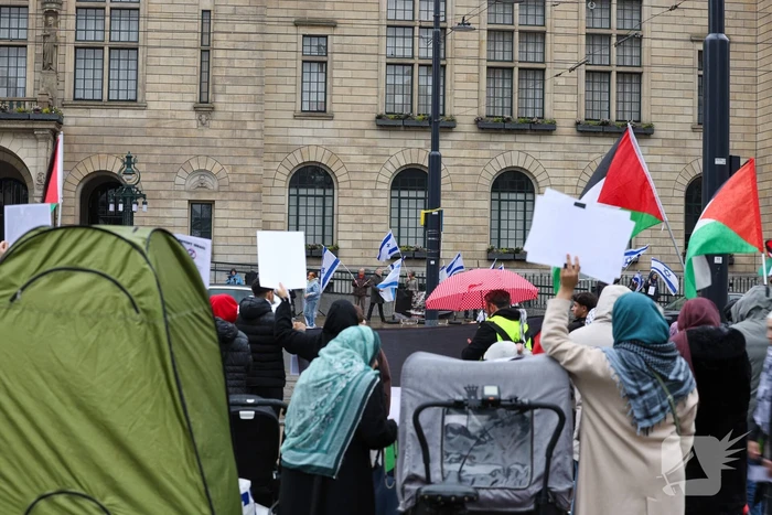 Demonstrant klimt op gebouw naast gemeentehuis