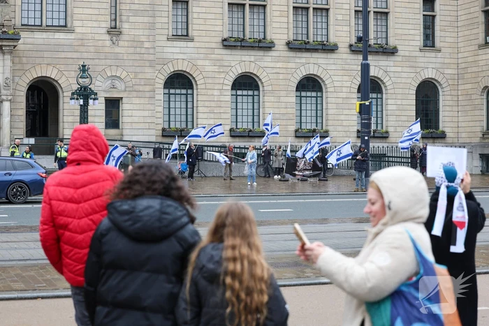 Demonstrant klimt op gebouw naast gemeentehuis