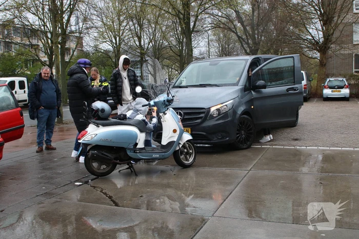 Scooter botst op auto