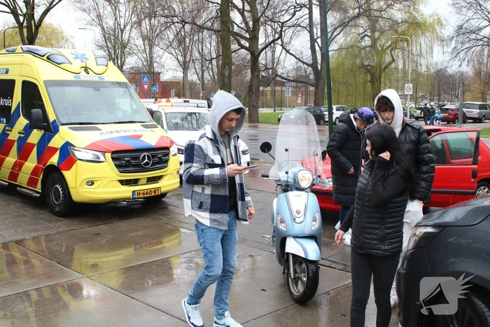 Scooter botst op auto