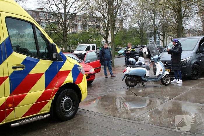 Scooter botst op auto