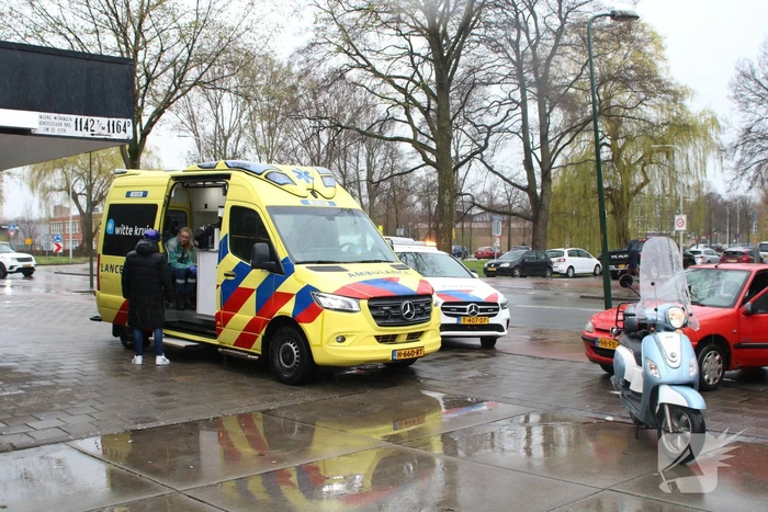 Scooter botst op auto