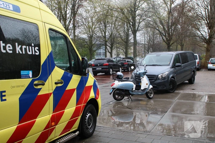 Scooter botst op auto