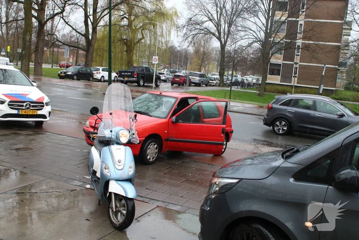 Scooter botst op auto