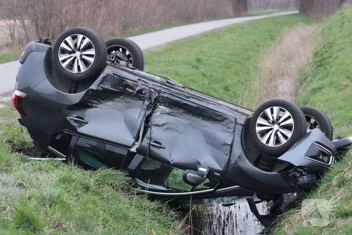Auto belandt op op zijn kop na aanrijding