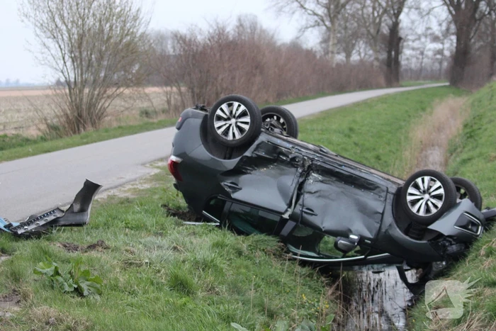 Auto belandt op op zijn kop na aanrijding