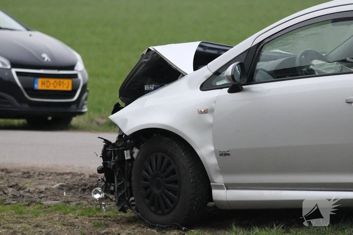 Auto belandt op op zijn kop na aanrijding