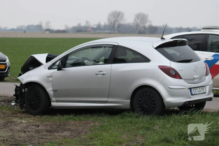 Auto belandt op op zijn kop na aanrijding