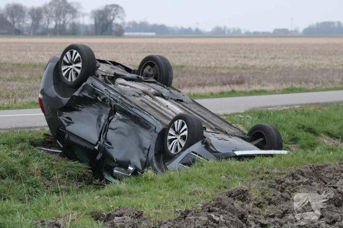 Auto belandt op op zijn kop na aanrijding