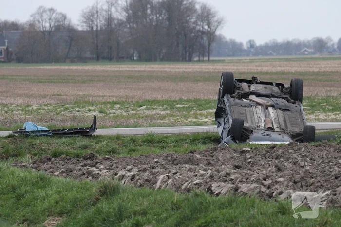 Auto belandt op op zijn kop na aanrijding