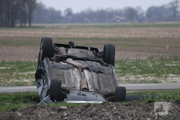 Auto belandt op op zijn kop na aanrijding