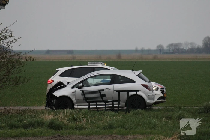 Auto belandt op op zijn kop na aanrijding