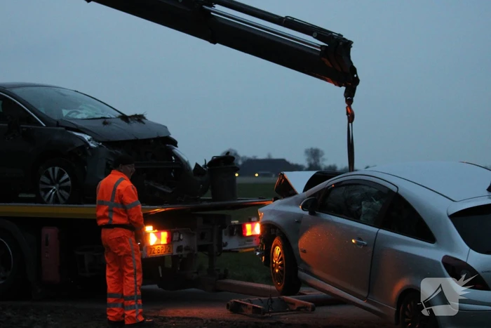 Auto belandt op op zijn kop na aanrijding
