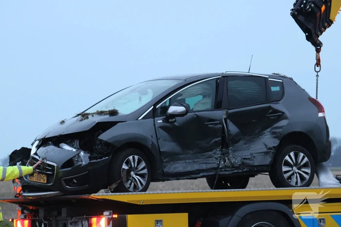Auto belandt op op zijn kop na aanrijding