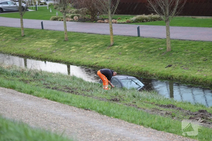 Bobbie ziet voertuig in het water en waarschuwt hulpdiensten