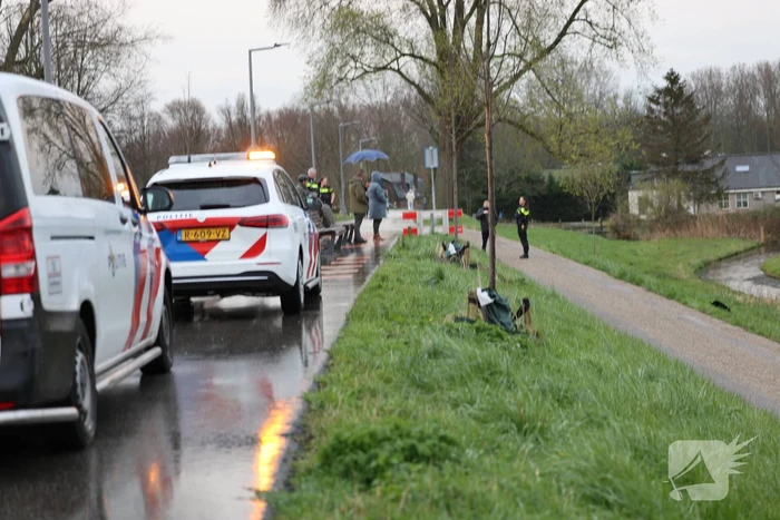Bobbie ziet voertuig in het water en waarschuwt hulpdiensten