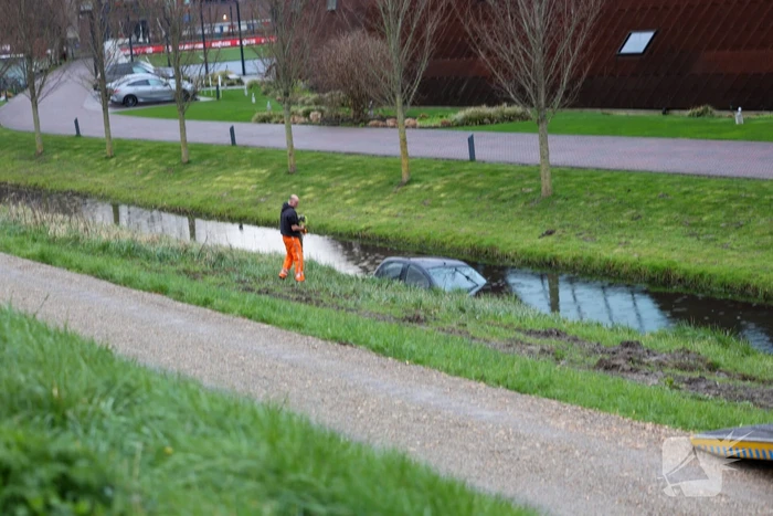 Bobbie ziet voertuig in het water en waarschuwt hulpdiensten