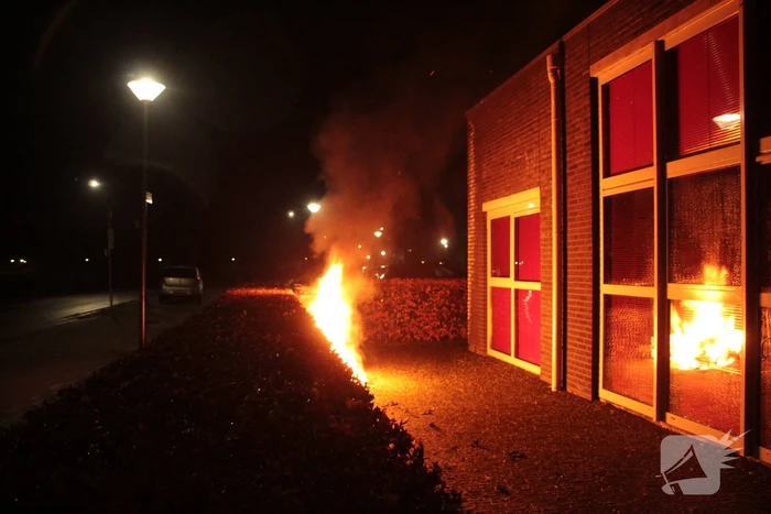 Brandweer blust kliko's die dicht bij pand staan