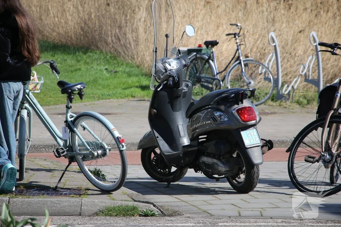 Scooterrijder gewond door botsing met bestelbus