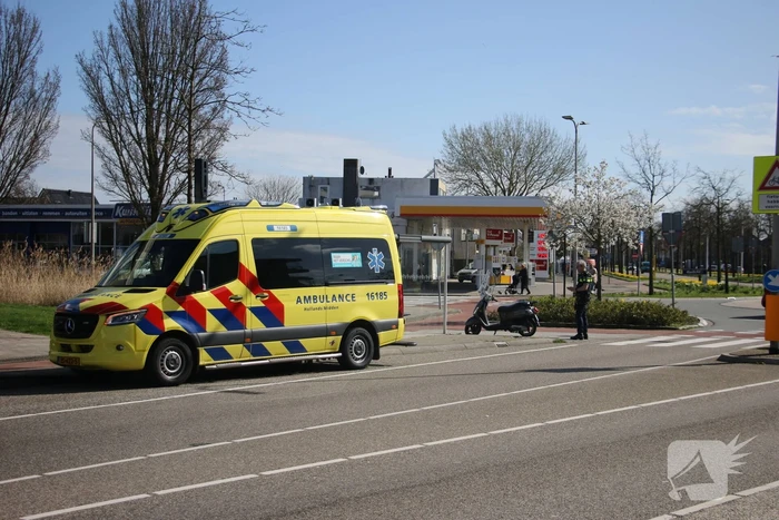 Scooterrijder gewond door botsing met bestelbus