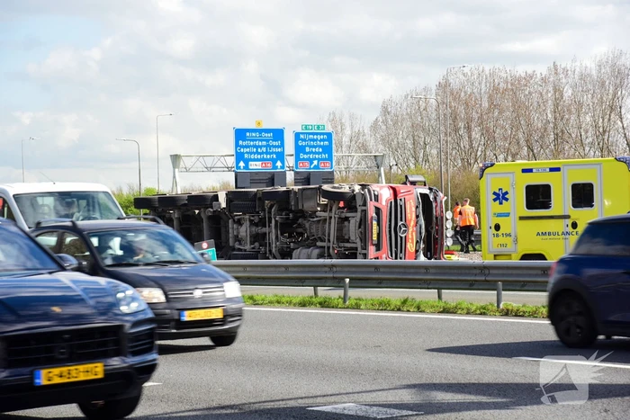 Snelweg dicht door gekantelde vrachtwagen