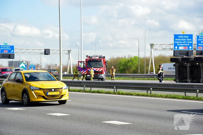 Snelweg dicht door gekantelde vrachtwagen