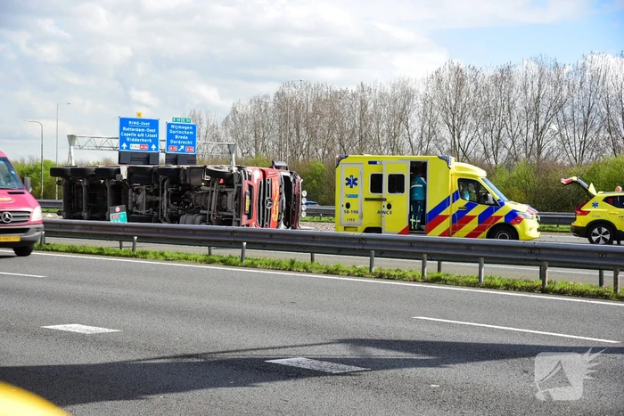 Snelweg dicht door gekantelde vrachtwagen