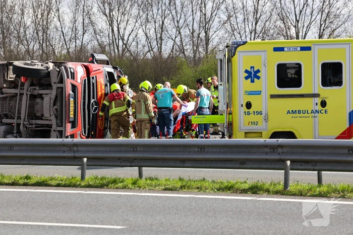 Snelweg dicht door gekantelde vrachtwagen