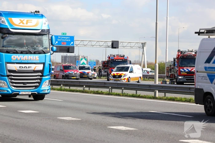 Snelweg dicht door gekantelde vrachtwagen