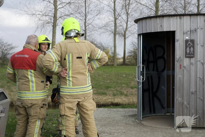 Kinderen steken vuurwerk af in openbaar toilet