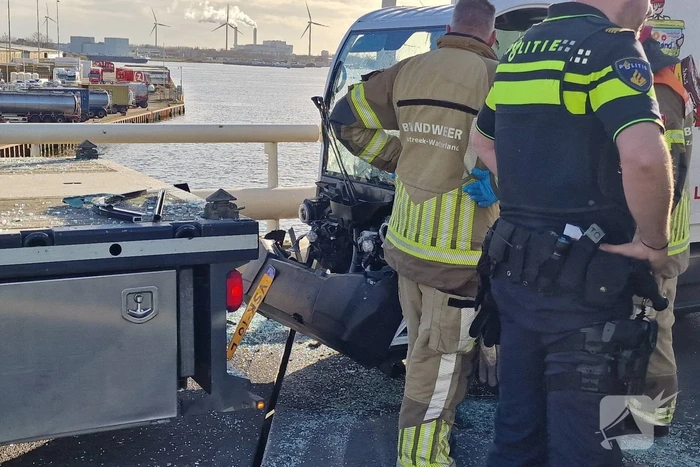 Bezorgauto botst achter op vrachtwagen